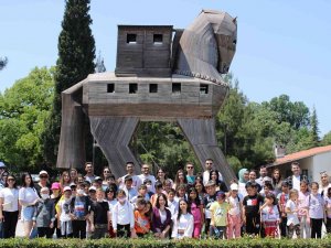 Çomü Öğrencileri, İlkokul Öğrencilerini Troya Müzesine Götürdü
