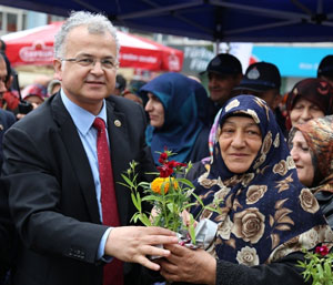 Başkan Kasap ve Eşi Annelere Çiçek Dağıttı