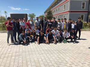 Gençler Van Gölü Sahilinde Temizlik Yapıp Fidan Dikti