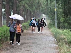 Antalya’da Kısa Süreli Sağanak Yağmur Vatandaşlara Zor Anlar Yaşattı