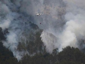 Alanya’daki Yangına Helikopter, 200 İşçi Ve 22 Arazözle Müdahale Ediliyor