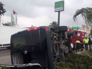 Antalya’da Lüks Minibüs Yoldan Çıktı: 1 Yaralı