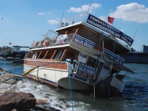 İ̇zmir’de Şiddetli Rüzgar Tekneyi Devirdi