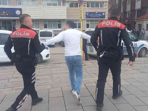 Kaldırımda Bekleyen Adamı Yaraladı: Eli Bıçaklı Şahıs Korku Dolu Anlar Yaşattı