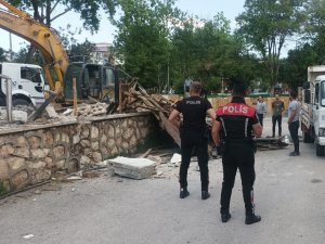 Hurda Demirler İçin Canlarını Yok Saydılar