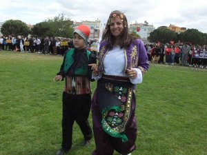 Balıkesir’de Anne Çocuk Halk Oyunları Ekibi Gösteri Yaptı