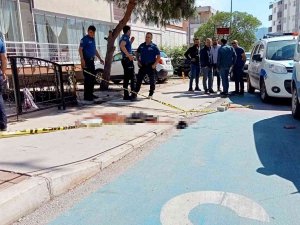 Ayrı Yaşadığı Karısını Sokak Ortasında Defalarca Bıçakladı