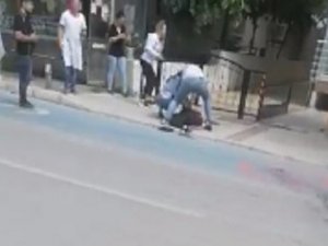 Sokak Ortasında Bıçaklanan Kadın Hayatını Kaybetti