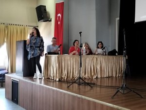 İ̇zmir’de Geleneksel Gençlik Günleri Düzenlendi