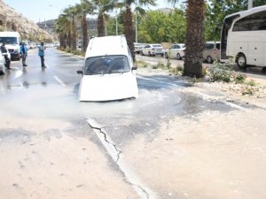 Şanlıurfa’da Yol Çöktü, Otomobil Çukura Saplandı