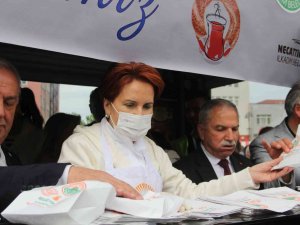 Meral Akşener İ̇lkadım’ın Simit Şenliği’nde Simit Dağıttı