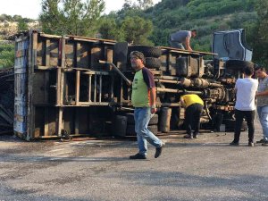 Yağmur Kazaya Neden Oldu, Hurda Yüklü Kamyon Devrildi