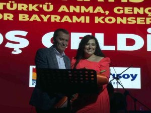 Zeytinburnulu Vatandaşlar 19 Mayıs Coşkusunu Tuğçe Kandemir Konseriyle Yaşadı