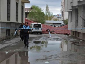 Kars’ta Fırtına Çatıları Uçurdu