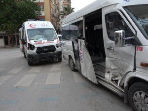 Hasta Taşıyan Ambulans Dolmuşla Çarpıştı; 2 Yaralı