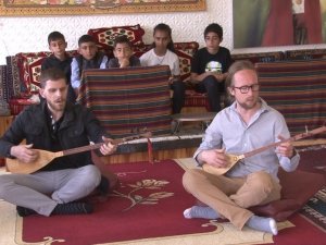 Bağlama Aşığı İki Amerikalı