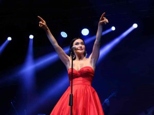 Şevval Sam, Dans Ve Şarkılarıyla Samsunluları Coşturdu