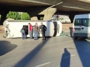 5 Kişinin Yaralandığı Kazada, Devrilen Servis Minibüsünün Şoförü Olay Yerinden Kaçtı