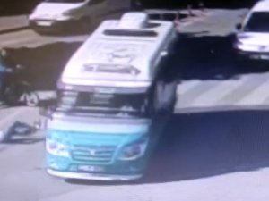 Kırmızı Işıkta Durmayan Minibüsün Yayaya Çarpması Kamerada