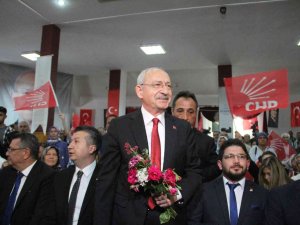 Kılıçdaroğlu, Bucak’ta Partisine Yeni Katılanlara Rozetlerini Taktı