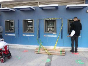 Yanında Taşıdığı Bankla Atm’yi Parçaladı