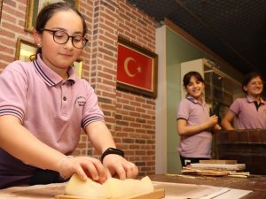 Öğrenciler İ̇brahim Müteferrika Kağıt Müzesi’nde Kendi Kağıtlarını Üretiyor