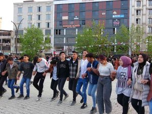 Yüksekova’da Açık Hava Konseri Renkli Görüntüler Oluşturdu