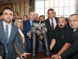 Kaş Belediye Başkanı Ulutaş, Cumhurbaşkanı Erdoğan’a Kispet Hediye Etti