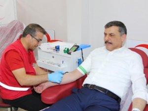 Vali Çiftçi’den 35. Kan Bağışı