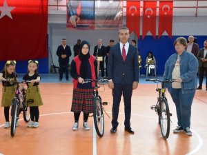 Emet’te 5 Milyon Sayfa Kitap Okuyan Öğrencilere Ödülü