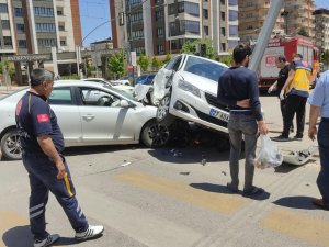 Kavşakta Çarpışan Otomobillerin Sürücüleri Yaralandı