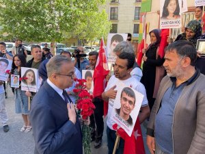 Yeni Vali Ayağının Tozuyla Evlat Nöbetindeki Ailelerle Bir Araya Geldi