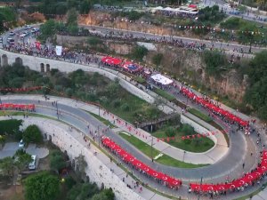 Antalya’da Binlerce Kişinin Türk Bayraklarıyla Yürüyüşü Havadan Görüntülendi