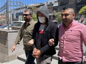 Annesini Öldüren 15 Yaşındaki Çocuk, Babasıyla Birlikte Adliyeye Sevk Edildi