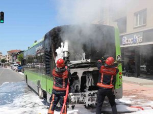 Seyir Halindeki Belediye Otobüsü Alev Alev Yandı