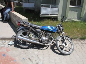 Otomobil İle Motosiklet Kafa Kafaya Çarpıştı: 1 Yaralı