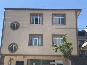 İ̇kinci Kattan Düşen Genç Kız Yaralandı
