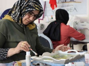 Kadınlar Öğrenip Aile Bütçesine Katkı Sağlıyor