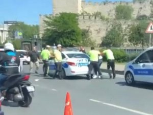 Fatih’te Kavga Eden Sürücüleri Trafik Polisleri Zor Ayırdı