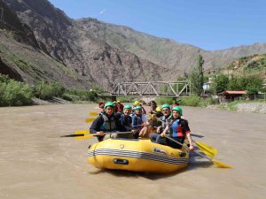 Vali Akbıyık Zap Suyu’nda Rafting Yaptı