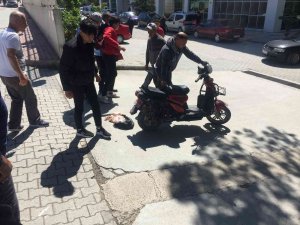 Elektrikli Bisiklet Hafif Ticari Araca Çarptı: 1 Yaralı