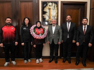 Şampiyon Sporcu Başkan Aşgın’ı Ziyaret Etti