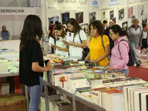 Ünlü Yazarlar Okurlarıyla Buluşuyor