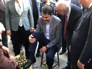 Bakan Kurum Mersin’de Tantuni Yedi, Ayakkabısını Boyattı