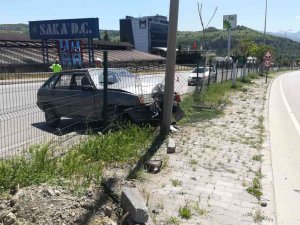 Yoldan Çıkan Otomobil Direğe Çarptı: 1 Yaralı