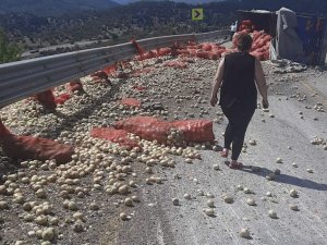 Antalya’da Sebze Yüklü Kamyon Devrildi: 1 Yaralı
