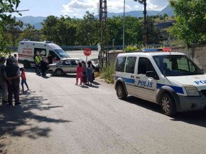 Elektrik Panosuna Çarpan Otomobildeki Çocuk Yaralandı