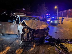 Polisten Kaçan Sürücü Otomobille Duvara Çarptı: 2 Yaralı