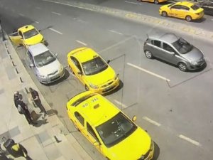 Turistlerin 3 Bin Dolarını ‘Tırnakçılık’ Yöntemiyle Çalan Taksiciler Kamerada