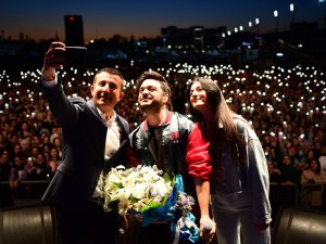 Altınfest’te İ̇lyas Yalçıntaş’ın Şarkıları Hep Bir Ağızdan Söylendi